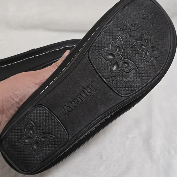 Stylish Women's Slip-On Shoes in Blue and Black - Picture 5 of 10